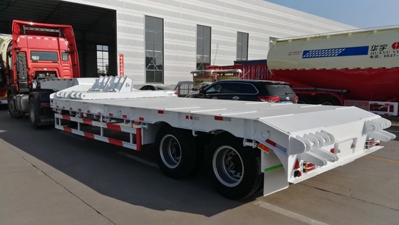Sinotruk HOWO 3ejes 60t remolque semiabajo con rampa 7000-8000mm base de las ruedas de piso plano