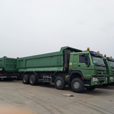 30cbm Sinotruk HOWO Condición 8X4 Camión de remate para el transporte de piedra grande y arena