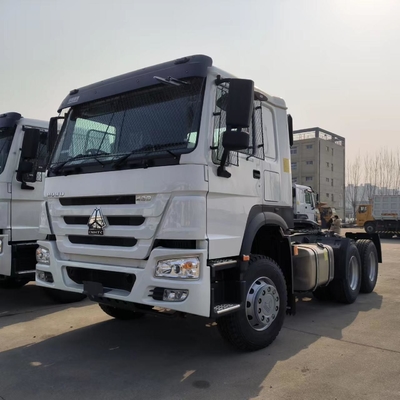 Gran capacidad de carga 3 ejes 6X4 HOWO camión tractor para África Base de tracción 50 / 90 opcional