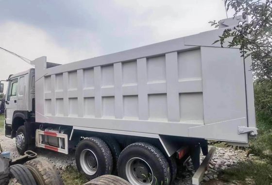 Camión HOWO de segunda mano con tirador en buenas condiciones 6×4 Volante motriz Zf8118 Sistema de dirección