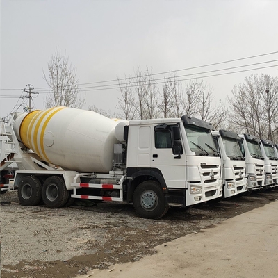 Modo de conducción 6x4 y Zf8118 Dirección Sinotruck usado camión mezclador de hormigón a un precio asequible