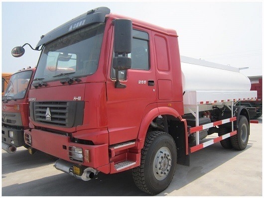 Dirección Zf8118 Sinotruk 20000 litros Diesel Cisterna de aceite 15000 litros Cisterna de combustible