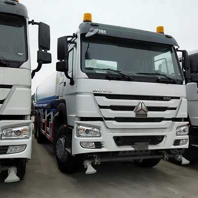 Sinotruk HOWO Cabina de camión de tanque de agua con un dormitorio y dos asientos Capacidad del motor&gt; 8L