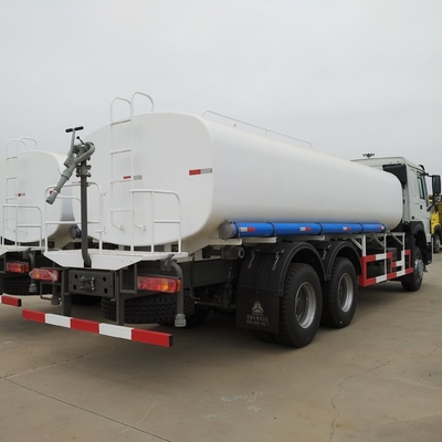Sinotruk HOWO Cabina de camión de tanque de agua con un dormitorio y dos asientos Capacidad del motor&gt; 8L