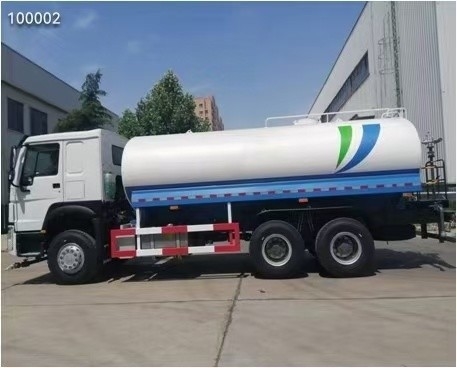 Sinotruk HOWO 6X4 camión de agua con rociador con válvula API con un dormitorio y dos asientos