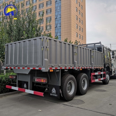 6X4 rueda motriz Sinotruk HOWO Camión de cercas de cama plana para el transporte de su carga