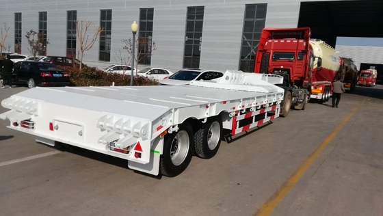 Sinotruk HOWO 3ejes 60t remolque semiabajo con rampa 7000-8000mm base de las ruedas de piso plano