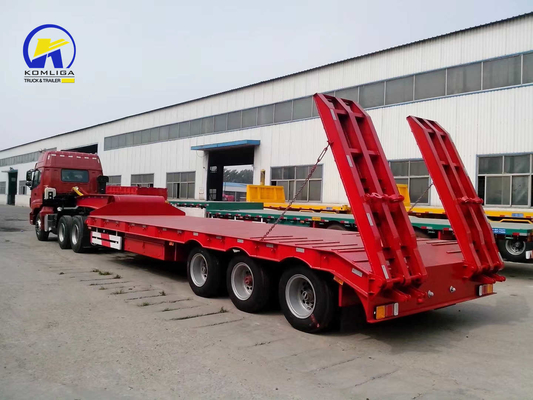 Sinotruk HOWO 3ejes 60t remolque semiabajo con rampa 7000-8000mm base de las ruedas de piso plano