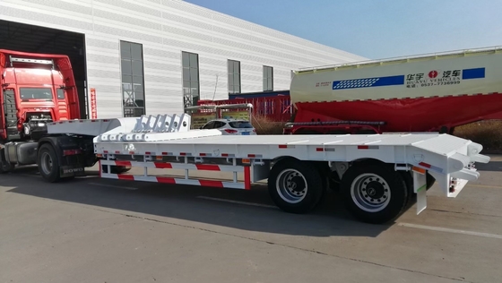 2-5 Ejes Sinotruk Semirremolque de lecho bajo con tren de aterrizaje 30-100t Capacidad 12 neumáticos