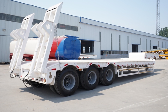 2-5 Ejes Sinotruk Semirremolque de lecho bajo con tren de aterrizaje 30-100t Capacidad 12 neumáticos